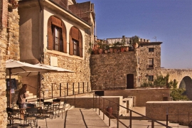 terraza con vista del puente y el río