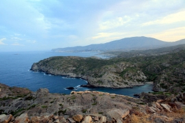 mirando hacia el sur de una cala y la bahía de Roses