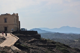 el restaurante y las montañas detrás