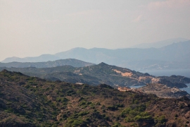 una cala y las montañas lejanas