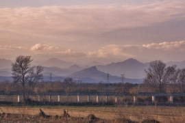 las montañas de las afueras del pueblo