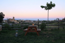 Atardecer desde la terraza, con vistas al pueblo y al Golfo de Rosas al fondo