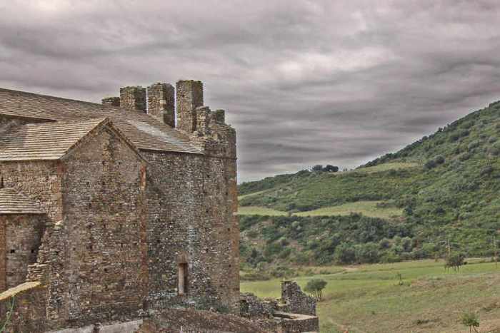 El monasterio y las colinas