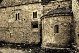 detrás del monasterio