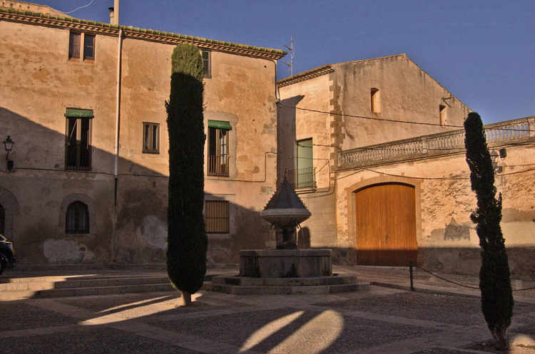 Una plaça en Castello d'Empúries